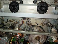 Wnętrze magnetowidu Funai V-3EE z widocznymi elementami mechanizmu.
