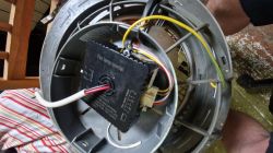 Wnętrze lampy z wentylatorem i sterownikiem Wnętrze oprawy lampy z wentylatorem i czarnym modułem sterownika oraz wiązką przewodów