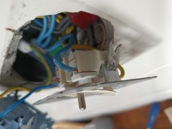 Jak podłączyć nowy włącznik – faza czarny, PE żółto-zielony, niebieski?