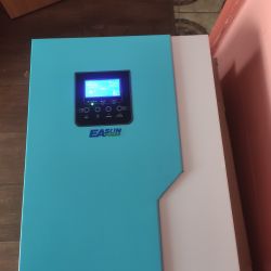 Inwerter marki EASun Power z ekranem wyświetlającym dane.