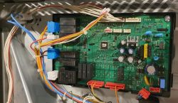Płytka drukowana z przewodami i komponentami elektronicznymi.