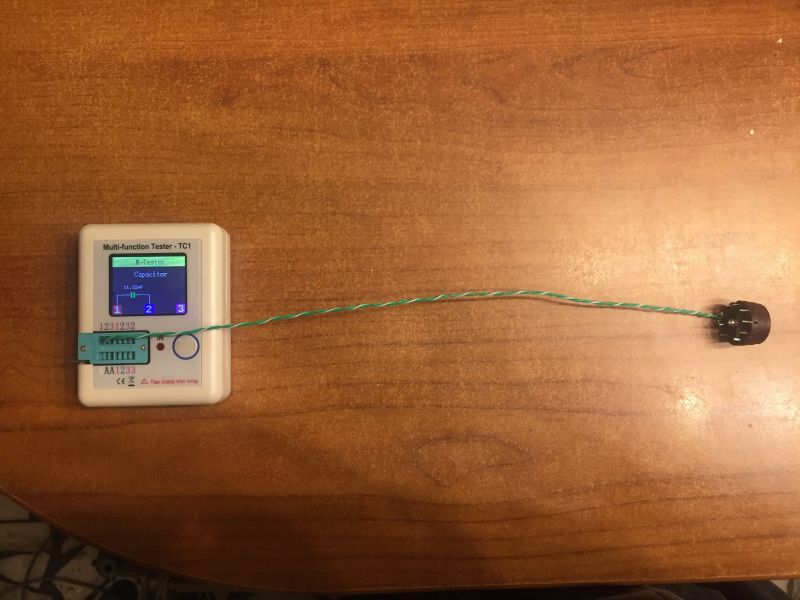 Wielofunkcyjny tester TC1 z podłączoną podstawką lampy elektronowej z przewodami skrętnymi.