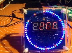 Świecąca karuzela albo inaczej zegarek z sekundnikiem innym niż zwykle. Studio Clock.