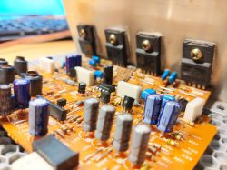 Wnętrze wieży SONY MHC-4700 z elementami elektronicznymi