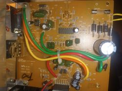 Zbliżenie na płytkę drukowaną z komponentami elektronicznymi