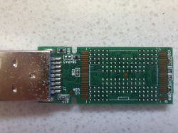 Płytka PCB pendrive’a z wtykiem USB-A i widocznymi punktami lutowniczymi