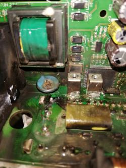 Czy wybuch kondensatora w falowniku LS SV008iG5A-4 to przyczyna awarii?