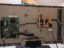 Wnętrze telewizora Samsung model LE37C650L1W z widocznymi płytkami obwodów.