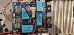 Zdjęcie wewnętrznego układu elektronicznego płyty indukcyjnej Samsung.