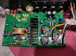 Zdjęcie płytki z różnymi elementami elektronicznymi, bez widocznych uszkodzeń.