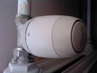 Regulacja termostatu grzejnika i zdjęcie głowicy danfoss.