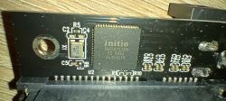 Zbliżenie na układ scalony Initio INIC6711EN zamontowany na czarnej płytce PCB stacji dokującej Blueendless BS-HD01S.