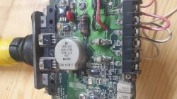Zbliżenie na układ elektroniczny, w którym widoczny jest potencjometr EPVR/316 R10K L1.0 oraz inne komponenty na płytce drukowanej.