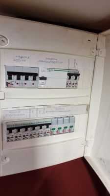 Wybijanie korków pod obciążeniem trzech urządzeń
