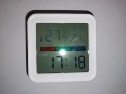 Temperature and humidity sensor with display showing 27.9°C and 21% humidity.