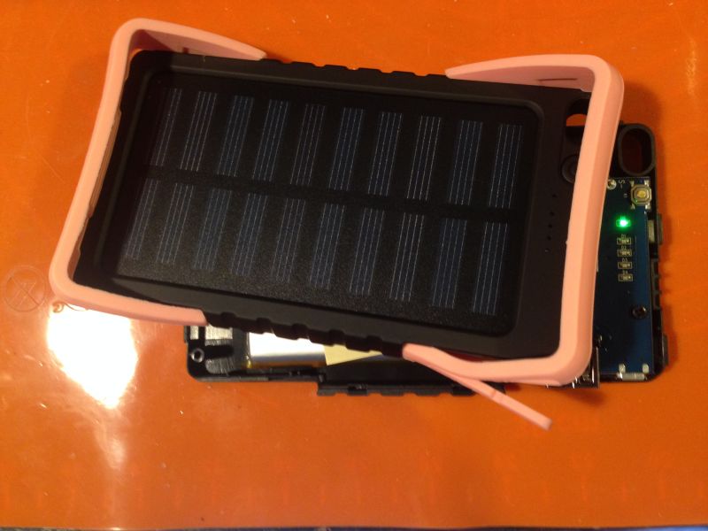 Powerbank z Rossmana. Co jest wart?