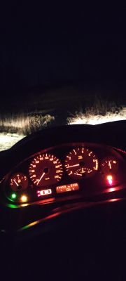 Wzmocnienie AUX i montaż zasilania tabletu w BMW E46 - rozwiązania przegrzewania