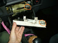 RENAULT CLIO 1.8 '95 - Gdzie znaleźć wtyczkę panelu podgrzewania?