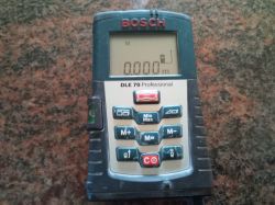 Dalmierz laserowy Bosch DLE 70 Professional na tle w kolorze kamienia.