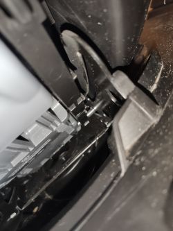 How do I remove the Britax Römer Dualfix M i-Size car seat?