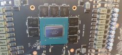 Zbliżenie na chipset NVIDIA na płytce drukowanej.