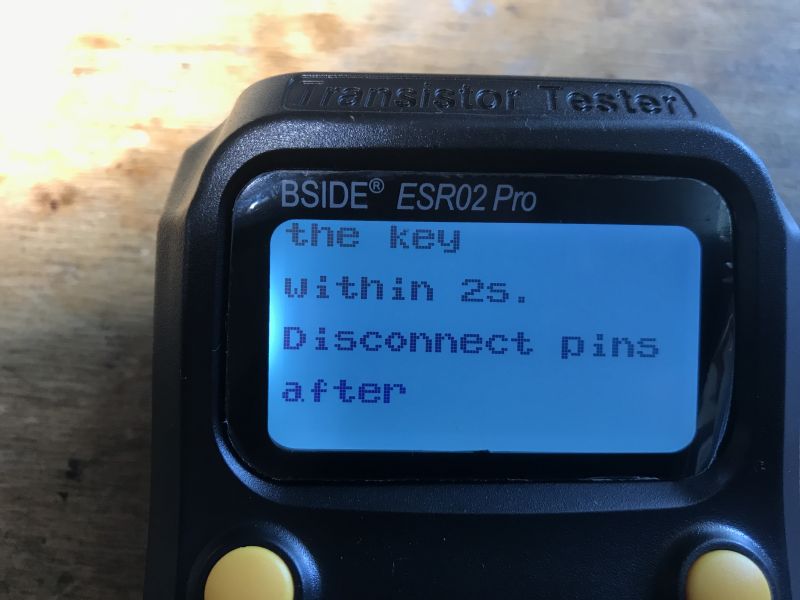 BSIDE ESR02 Pro Calibration Screen Display of the BSIDE ESR02 Pro component tester with a calibration message.