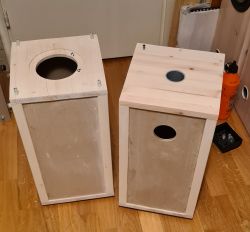 Bau von hölzernen Lautsprechergehäusen Zwei hölzerne Lautsprechergehäuse mit Löchern für Treiber und Anschlüsse.