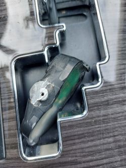 Uszkodzony czujnik w schowku samochodowym.