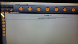 Ekran diagnostyczny z komunikatem o błędzie karty Renault.