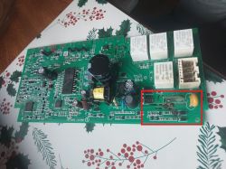Płytka elektroniki z zaznaczonym obszarem naprawy i wymienionym bezpiecznikiem oraz NTC.