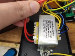 Transformator w stacji Preciva 995D z kolorowymi kablami.