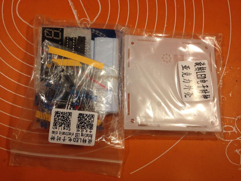 Świecąca karuzela albo inaczej zegarek z sekundnikiem innym niż zwykle. Studio Clock.