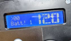 Wyświetlacz LCD urządzenia elektronicznego pokazujący tempo 120 BPM oraz komunikat Batt!.