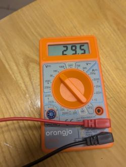 Multimetr cyfrowy pokazujący napięcie 29,5 V