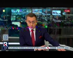 Prezenter w studiu informacyjnym z zakłóceniami sygnału na ekranie