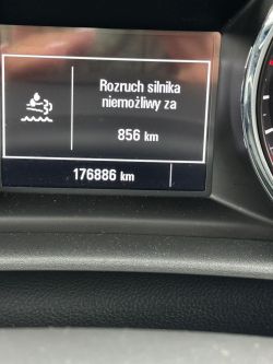 Wyświetlacz samochodu z komunikatem Rozruch silnika niemożliwy za 856 km