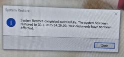 Komunikat System Restore completed successfully pojawia się na ekranie.