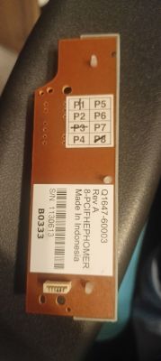 Brązowa płytka PCB z naklejką Q1647-60003 i tabelą oznaczeń P1–P8