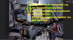 Zbliżenie na przekaźnik i transformator w panelu sterującym z opisem diagnostycznym.