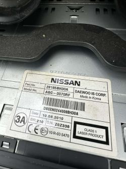 Etykieta na radiu Nissan z numerem części 28185BH30A i modelem AGC-0070RF