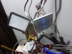 Jak połączyć dotykowe przełączniki schodowe WiFi, by działały w obie strony?