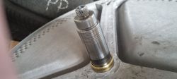 Metalowy element mechaniczny umieszczony na feldze