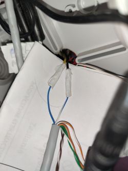 Wideodomofon sterujący elektrozaczepem, z dodatkowymi kamerami