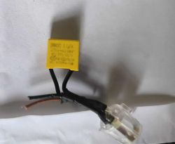 Żółty kondensator foliowy SRCC 0,1 µF 275V AC z dwoma czarnymi przewodami