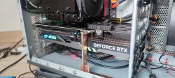 Wnętrze komputera z zamontowaną kartą graficzną MSI GeForce RTX 4080 wspartą własnoręcznie wykonanym wspornikiem.