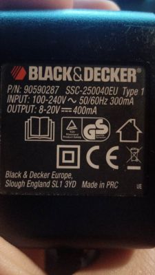 Etykieta ładowarki Black&Decker z oznaczeniami modelu i parametrów zasilania.