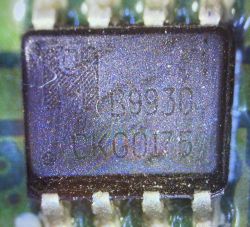 Zbliżenie na komponent elektroniczny MOSFET oznaczony jako B9930.