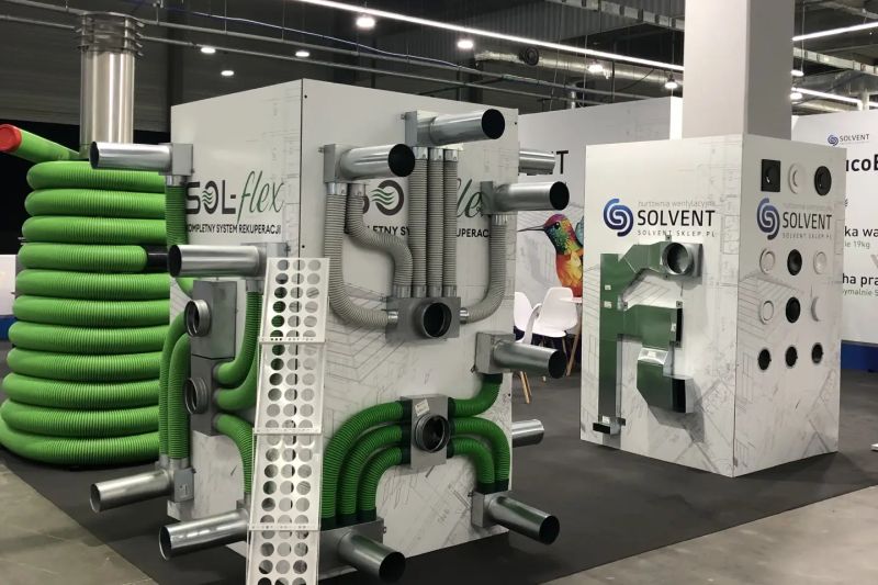 Trade show booth with ventilation system panels and green ducts; SOL-flex and SOLVENT logos visible.