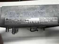 Zbliżenie na tabliczkę znamionową falownika Eurotherm Drives z danymi technicznymi.