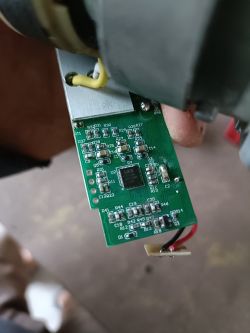 Zbliżenie na obwód drukowany klucza udarowego Parkside.